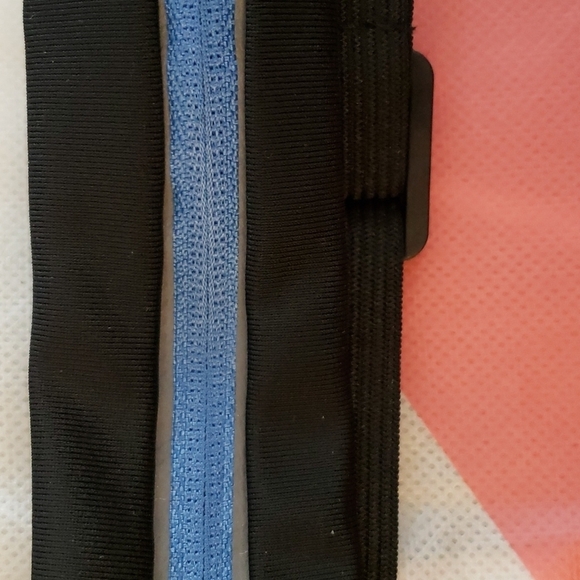 Yvette Sport Excercise or Travel Wallet Belt in Black and Blue - Picture 3 of 6